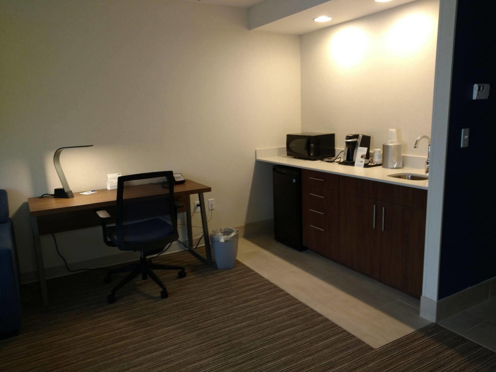 Holiday Inn Express Hotel & Suites Providence-Woonsocket By Ihg Exterior foto
